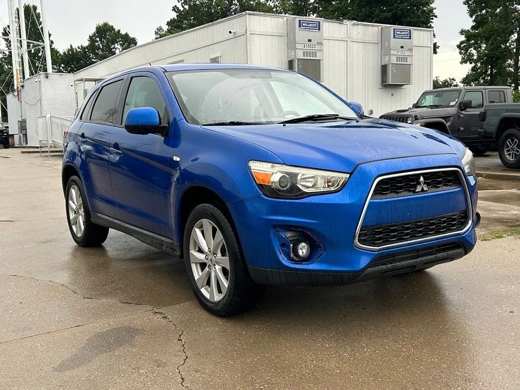 Used 2015  Mitsubishi ES image 4