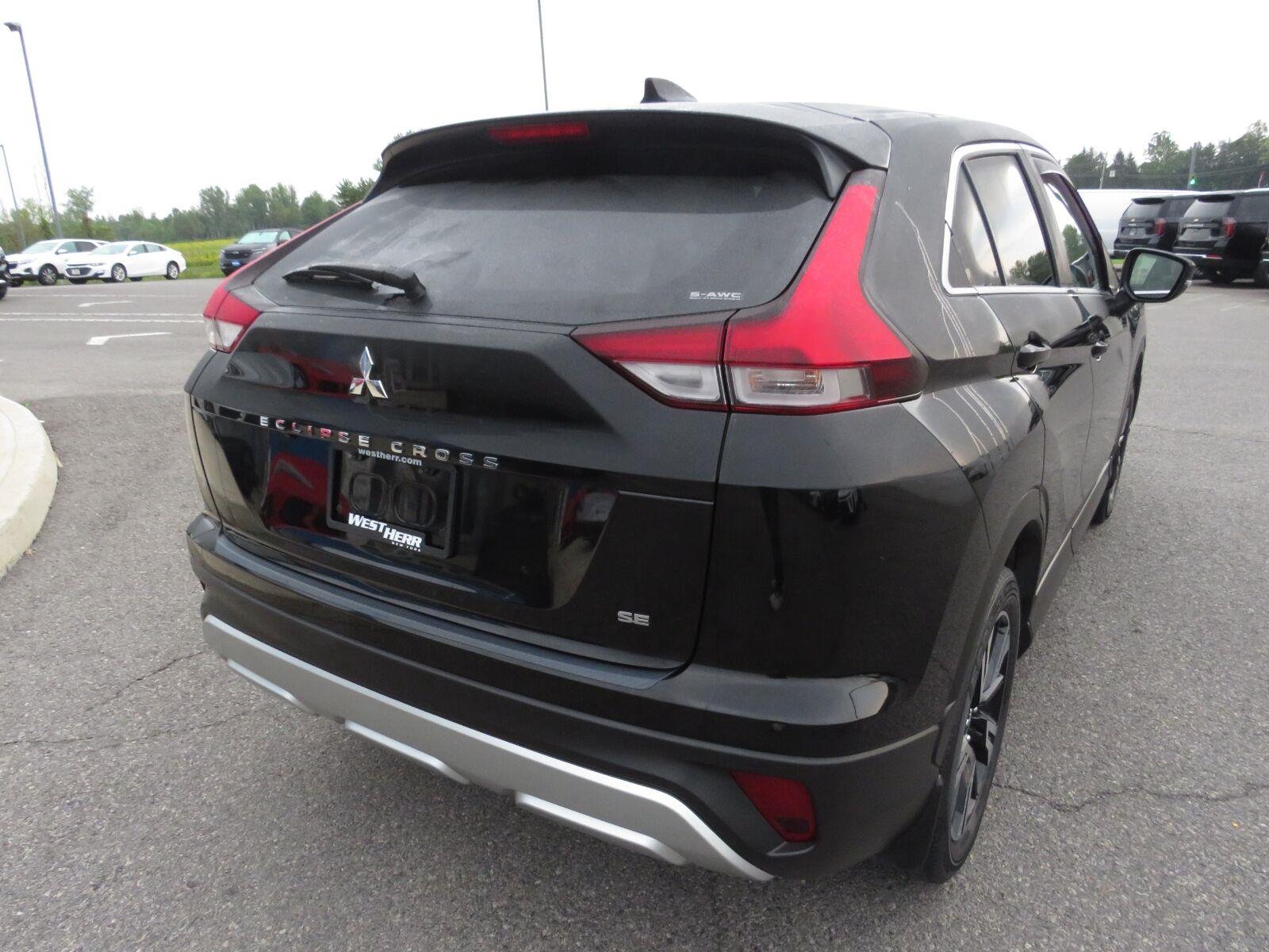 Used 2023 Labrador Black Pearl Mitsubishi SE image 8
