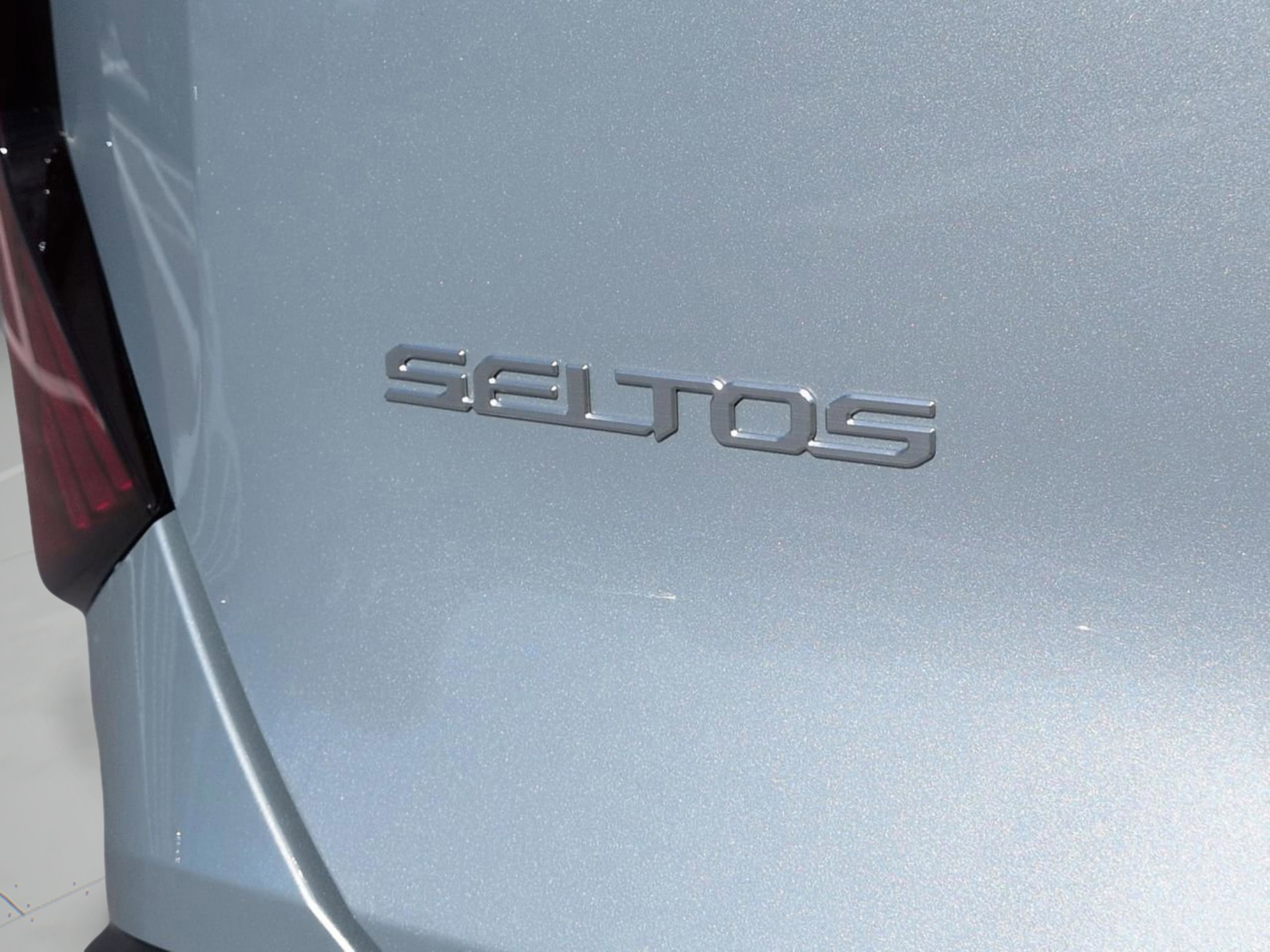 New 2027 Ivory Silver Kia S image 13
