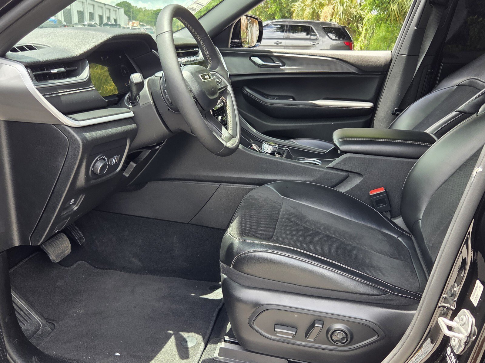 Used 2024 Diamond Black Crystal Pearlcoat Jeep Altitude X image 9