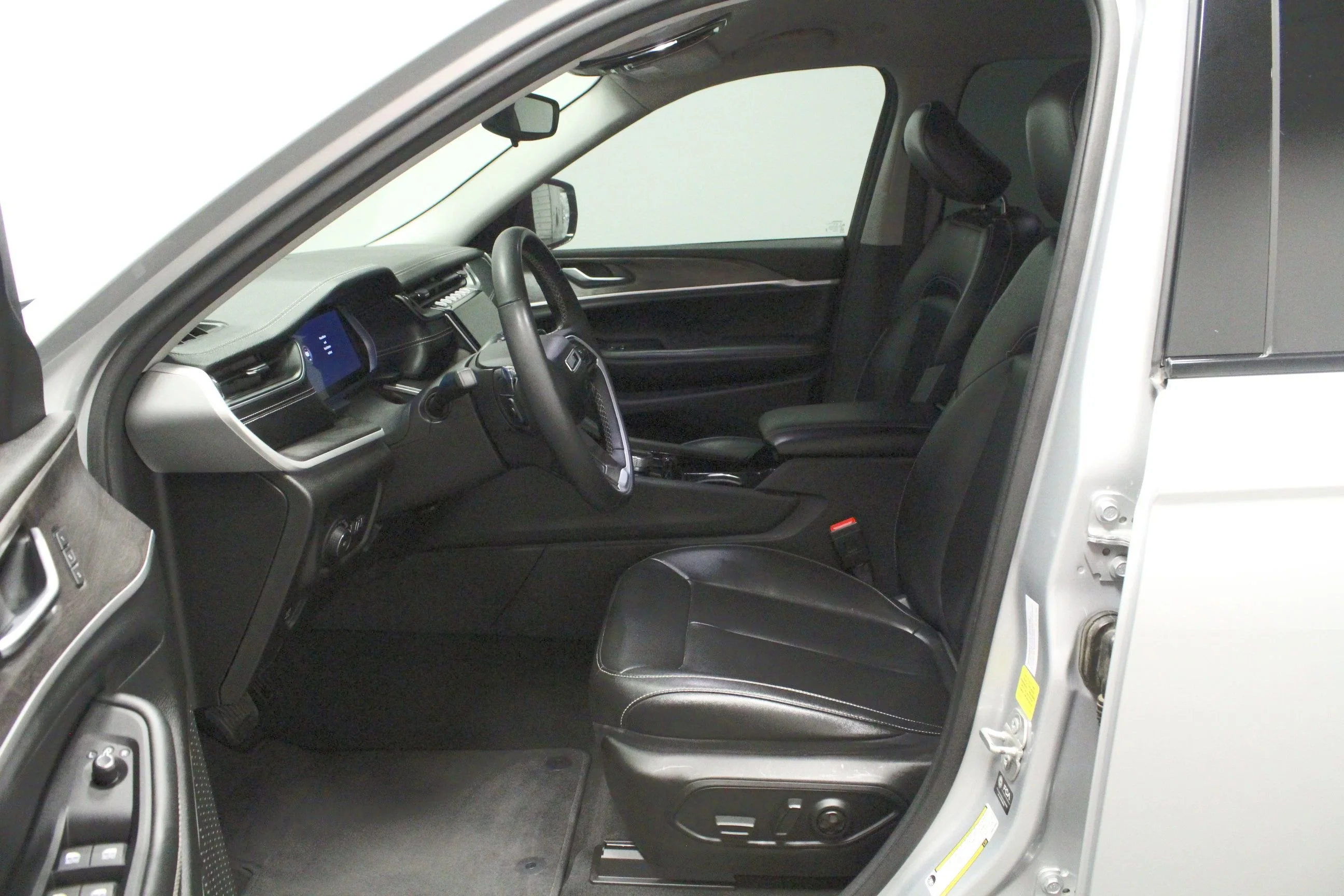Used 2023 Silver Zynith Jeep Limited image 12