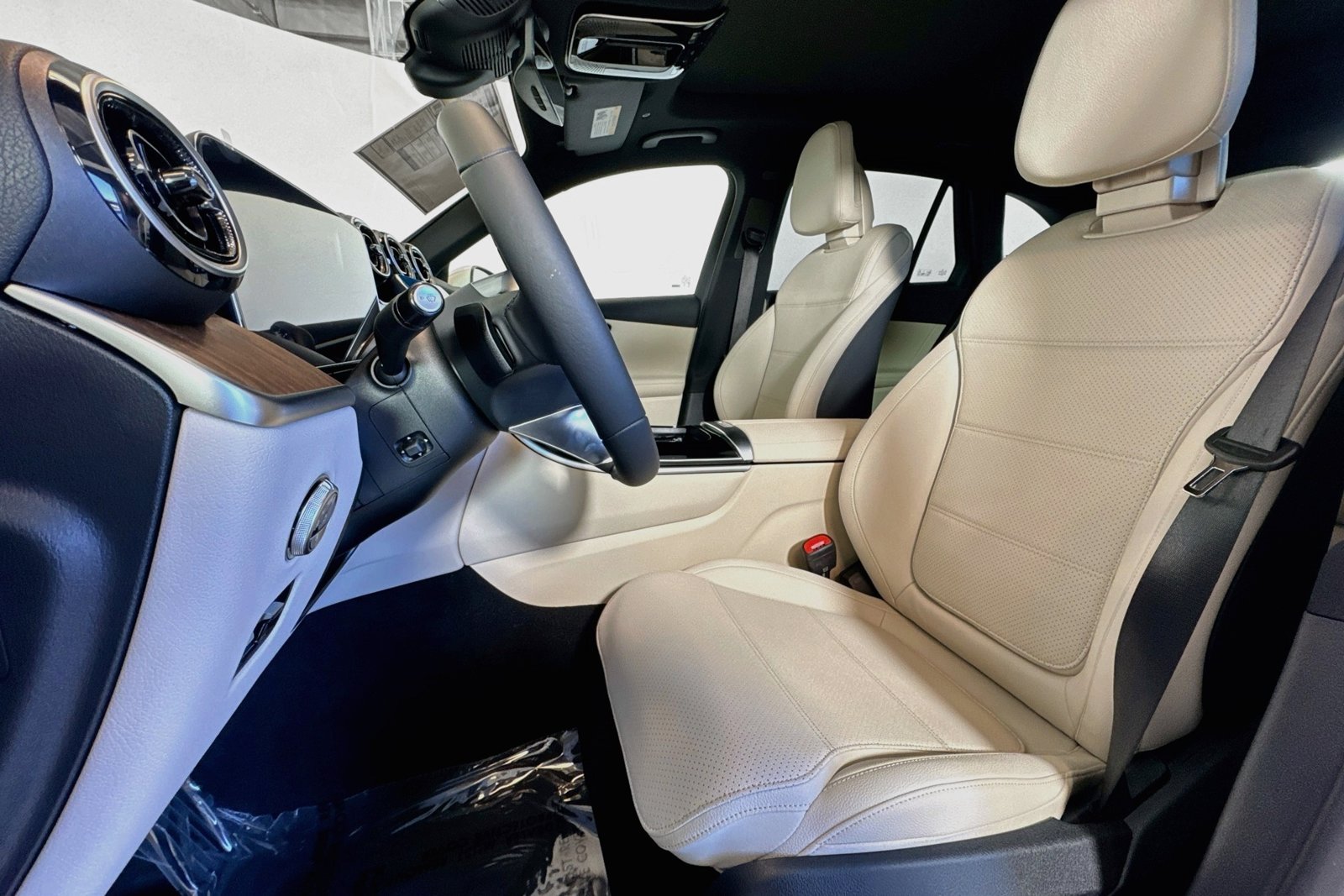 New 2027 Polar White Mercedes-Benz GLC 350e image 18