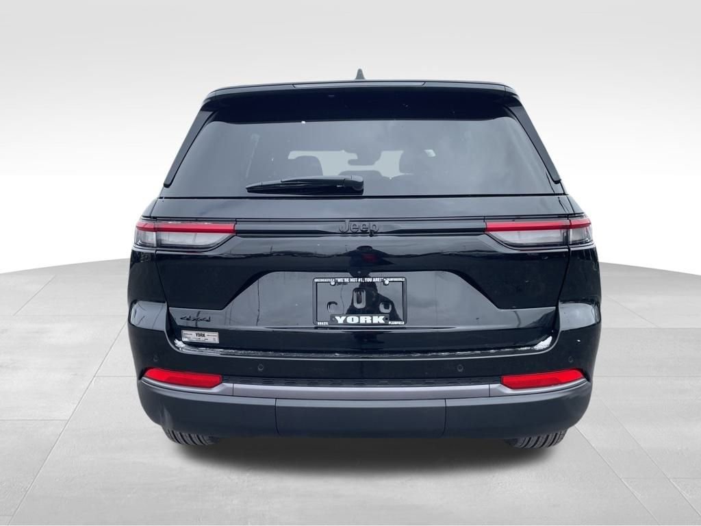 New 2026 Diamond Black Crystal Pearl-Coat Exterior Paint Jeep Altitude image 4