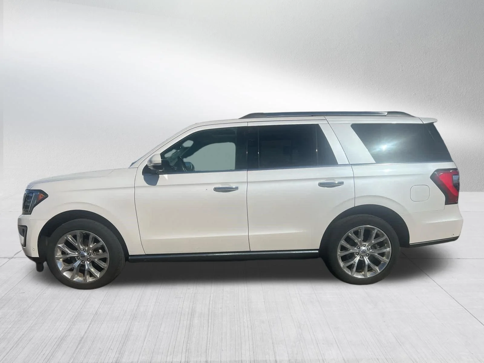 Used 2019 White Platinum Tri-Coat Metallic Ford Limited image 4