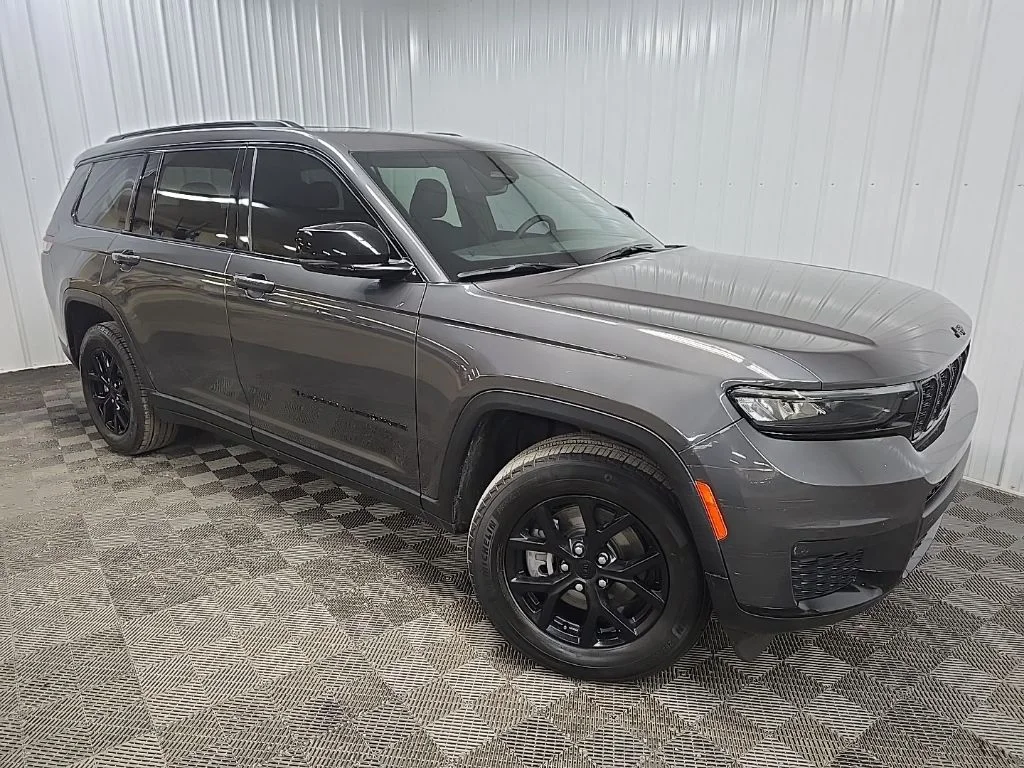 Used 2024 Gray Jeep Altitude image 7