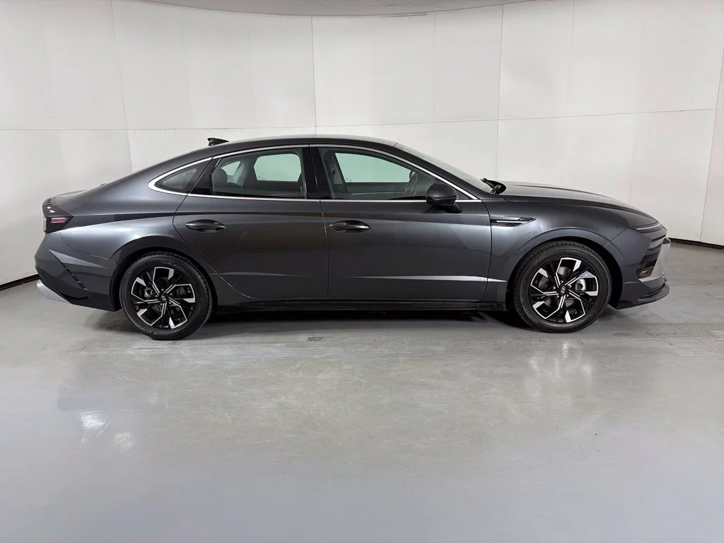 Used 2024 Gray Hyundai SEL image 9