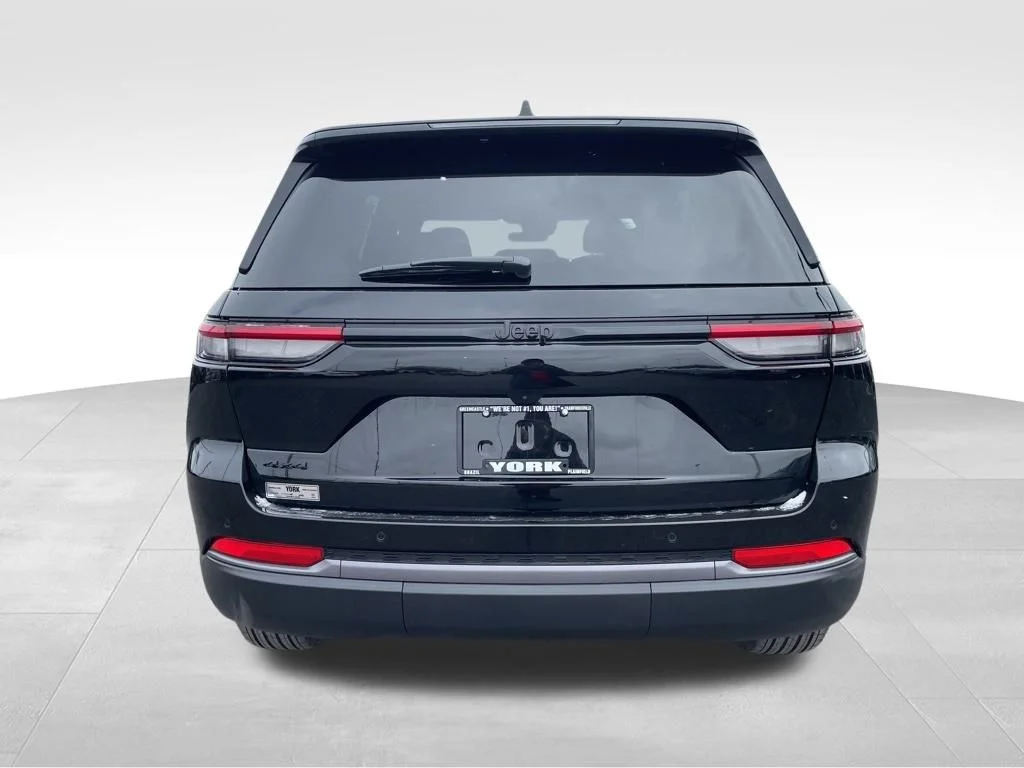 New 2026 Diamond Black Crystal Pearl-Coat Exterior Paint Jeep Altitude image 4