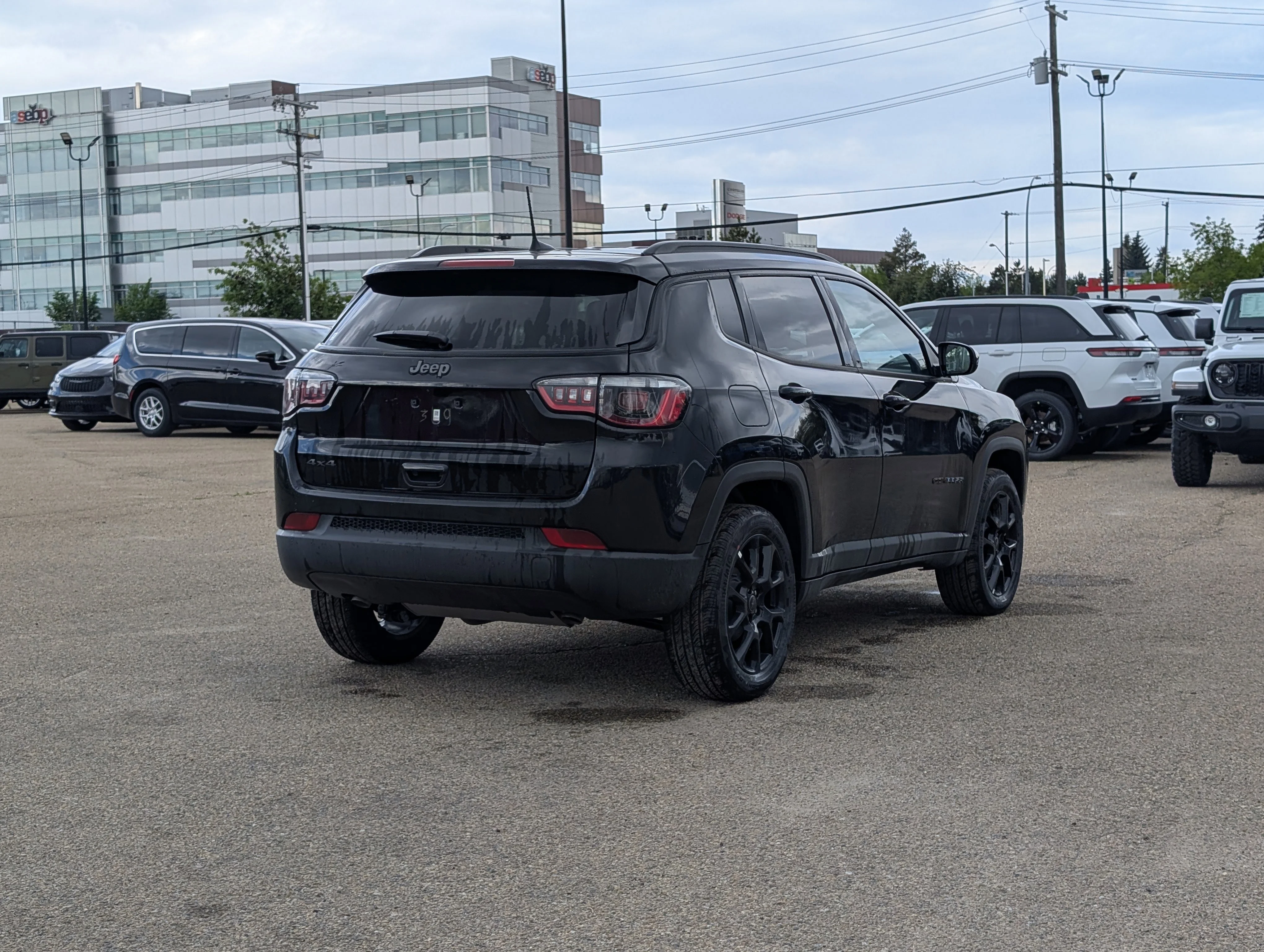 New 2026 Diamond Black Crystal Pearl Jeep North image 7