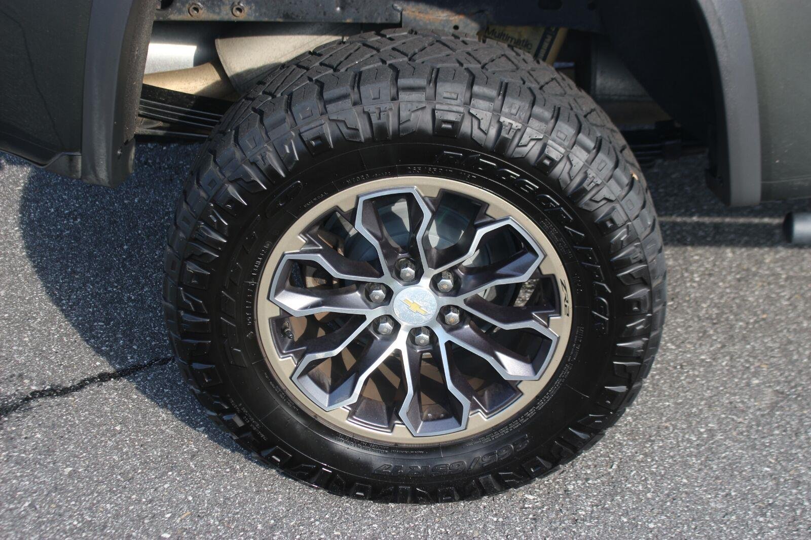 Used 2018 DEEPWOOD GREEN METALLIC Chevrolet 4WD ZR2 image 37
