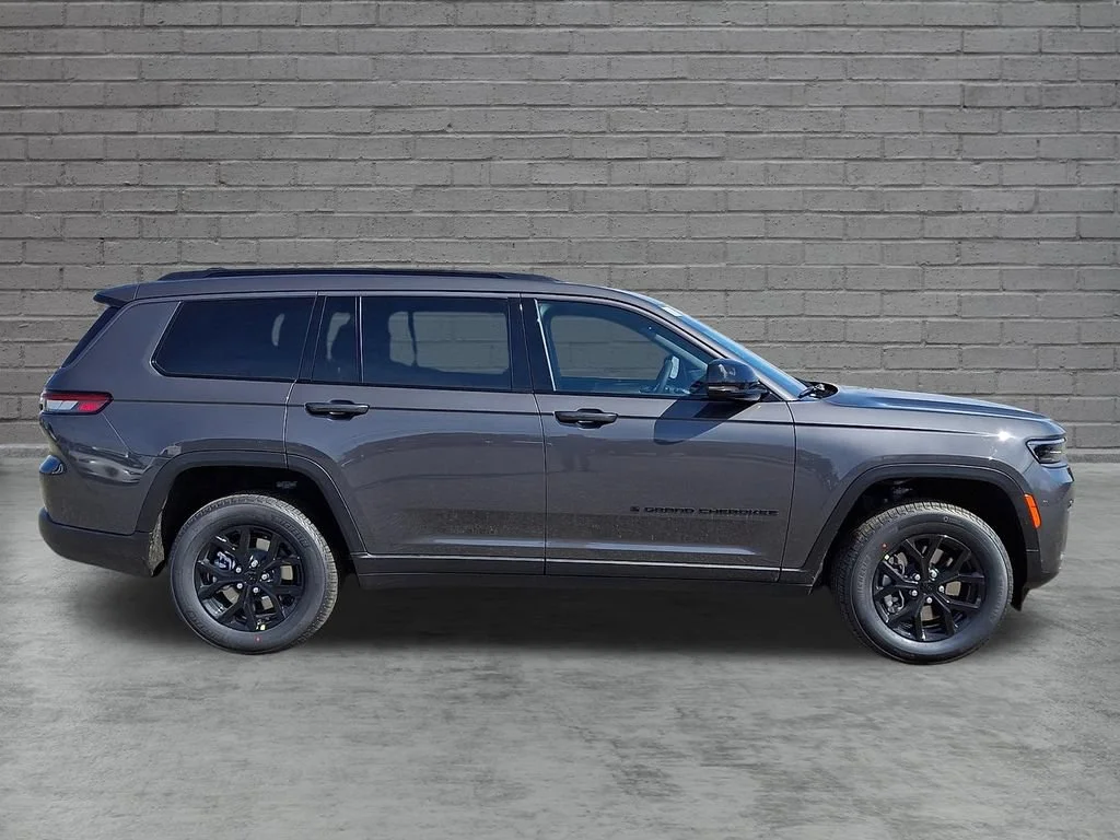 New 2026 Baltic Gray Metallic Clearcoat Jeep Laredo Altitude image 9