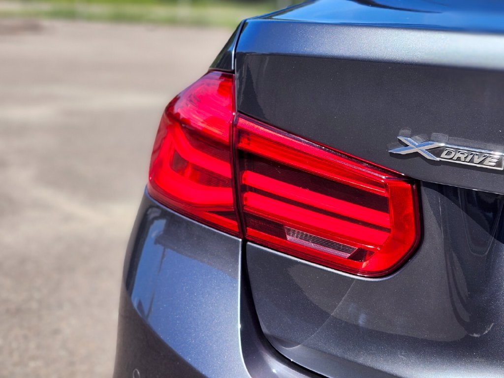 Used 2018 Gray BMW 320i xDrive image 10