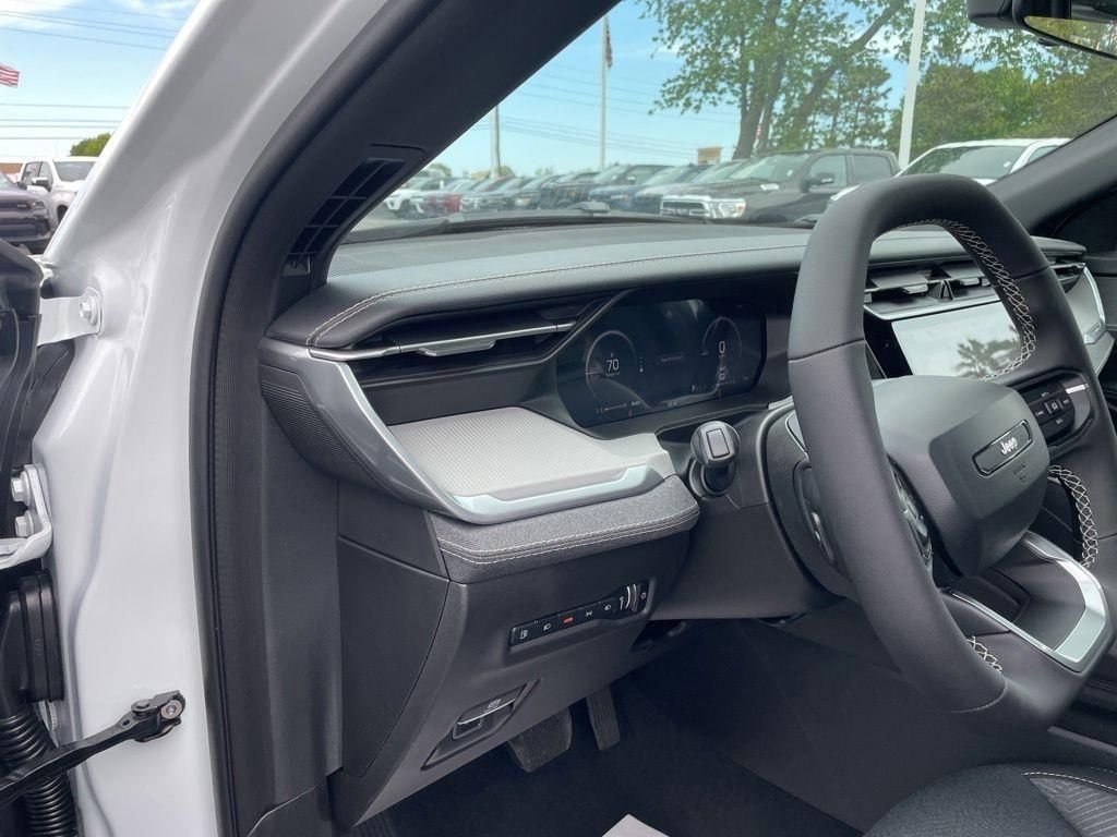 New 2026 Bright White Clear-Coat Exterior Paint Jeep Laredo image 20