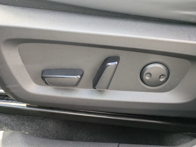 Used 2025  Mitsubishi SE image 21