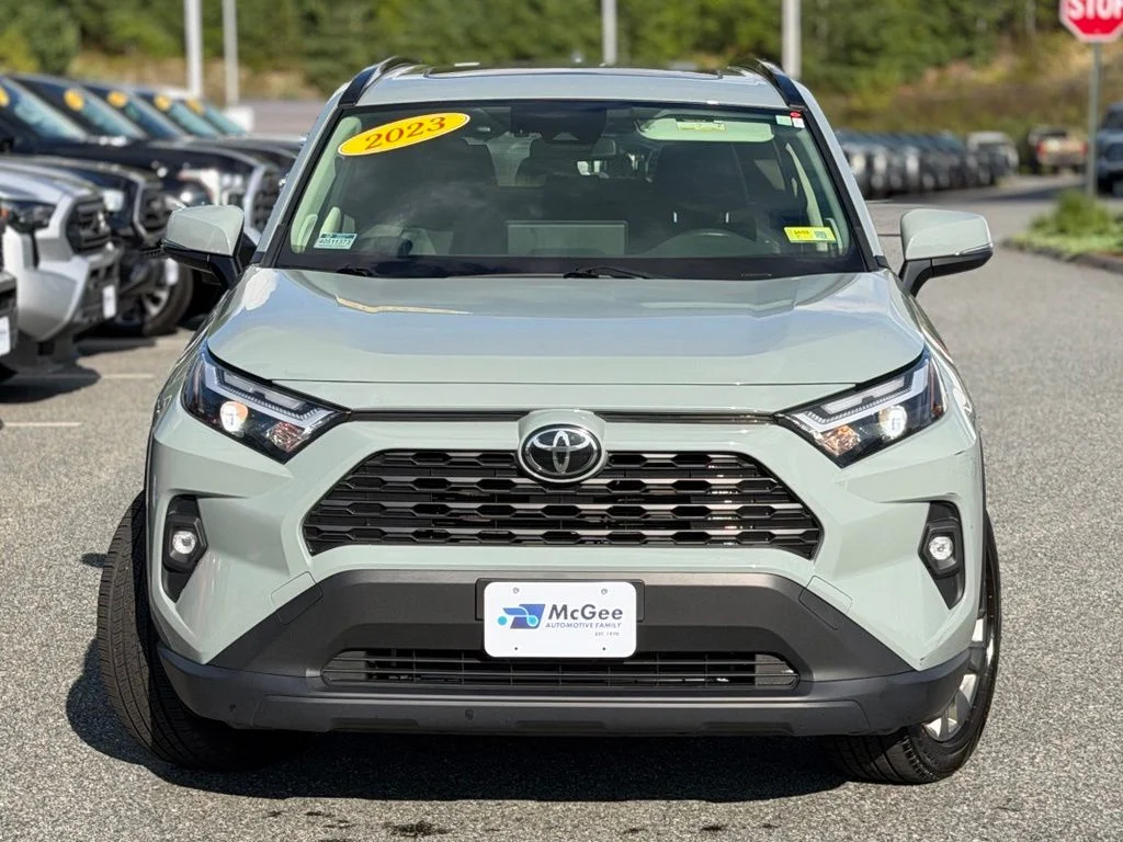 Used 2023  Toyota XLE Premium image 2