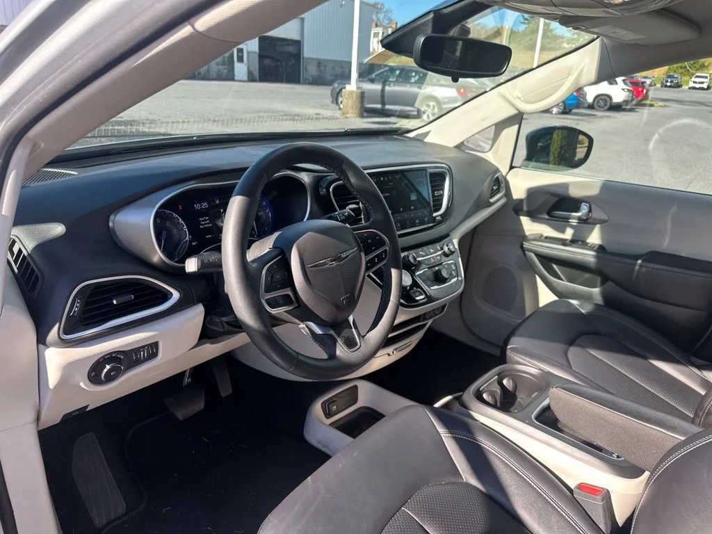 Used 2024 Silver Mist Clearcoat Chrysler Touring L image 19