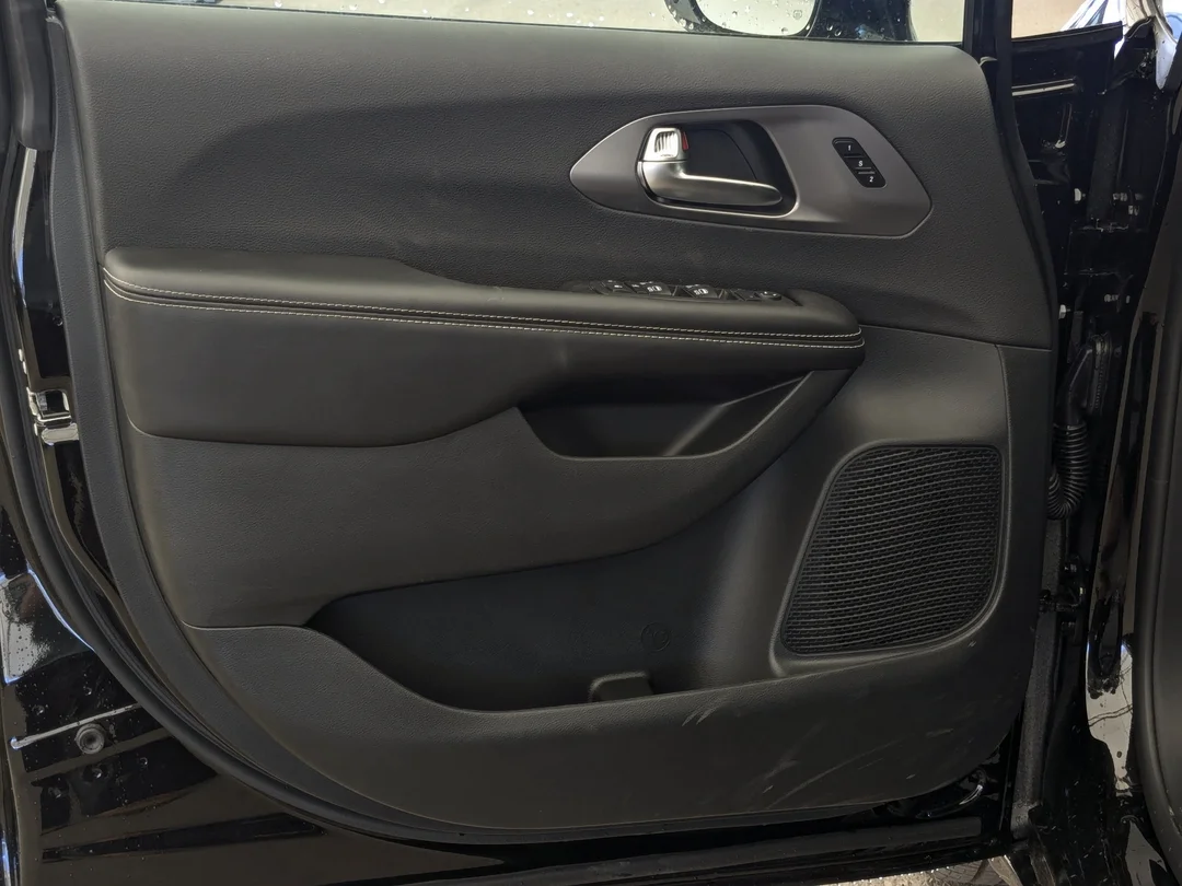New 2026 Black Chrysler Select - - AWD - Full Sunroof - S Appearance - 360 Camera - Remote Start & More! image 12