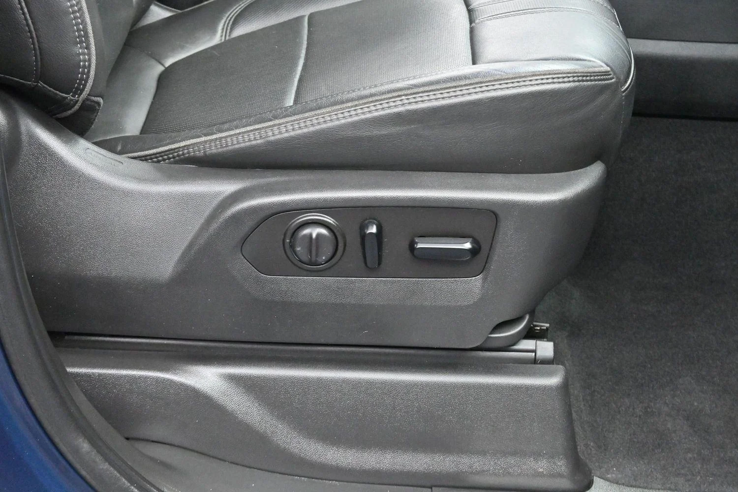 Used 2020 NORTHSKY BLUE METALLIC Chevrolet High Country image 32