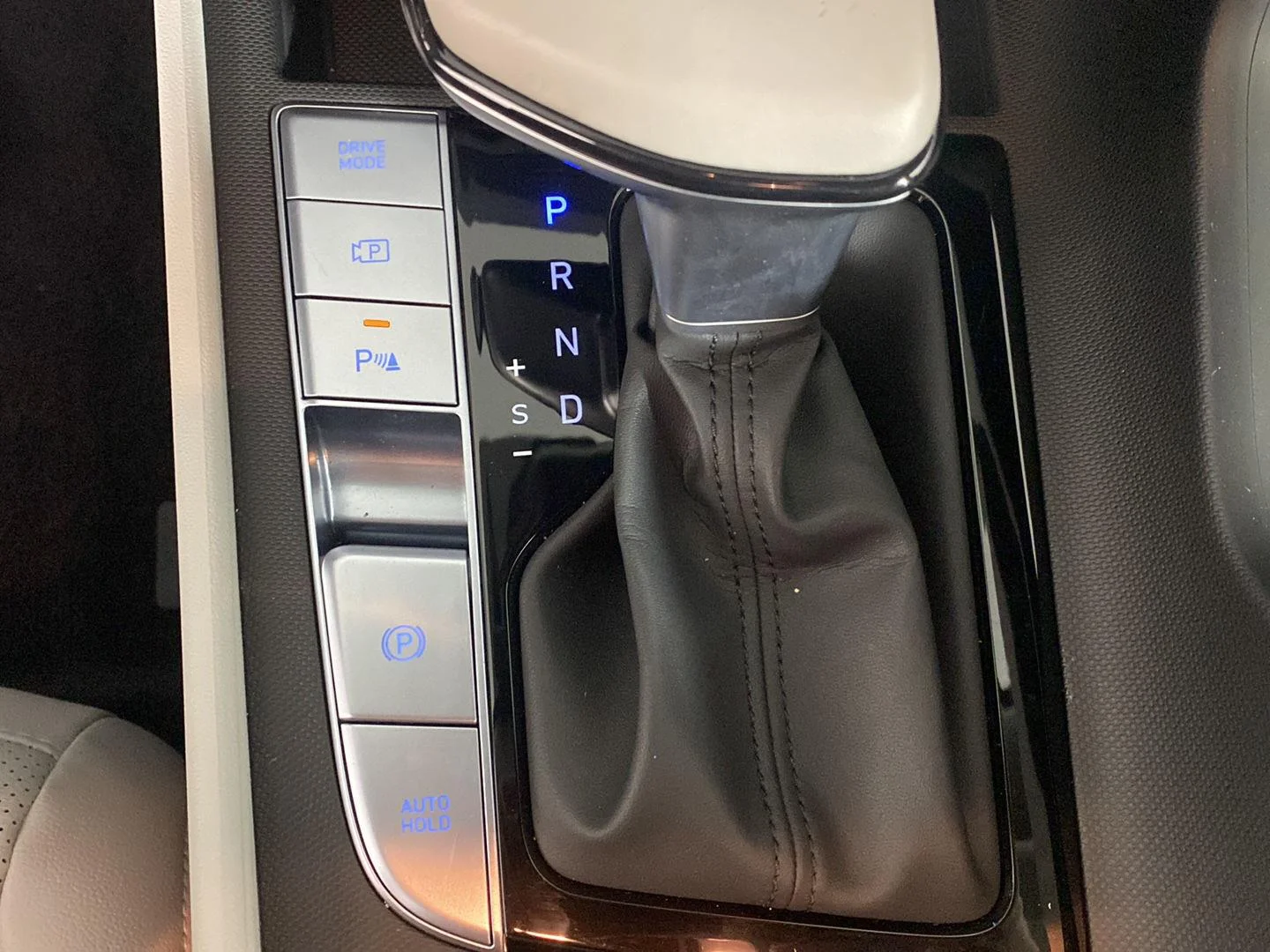 Used 2024 Fluid Metal Hyundai Limited image 21