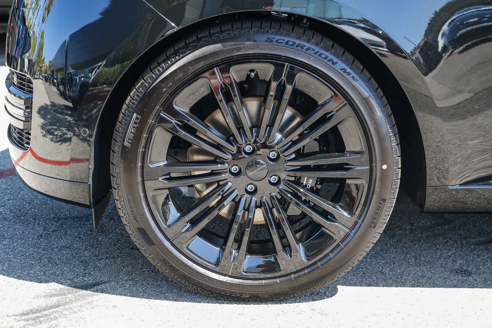 New 2026 Santorini Black Land Rover SE image 8