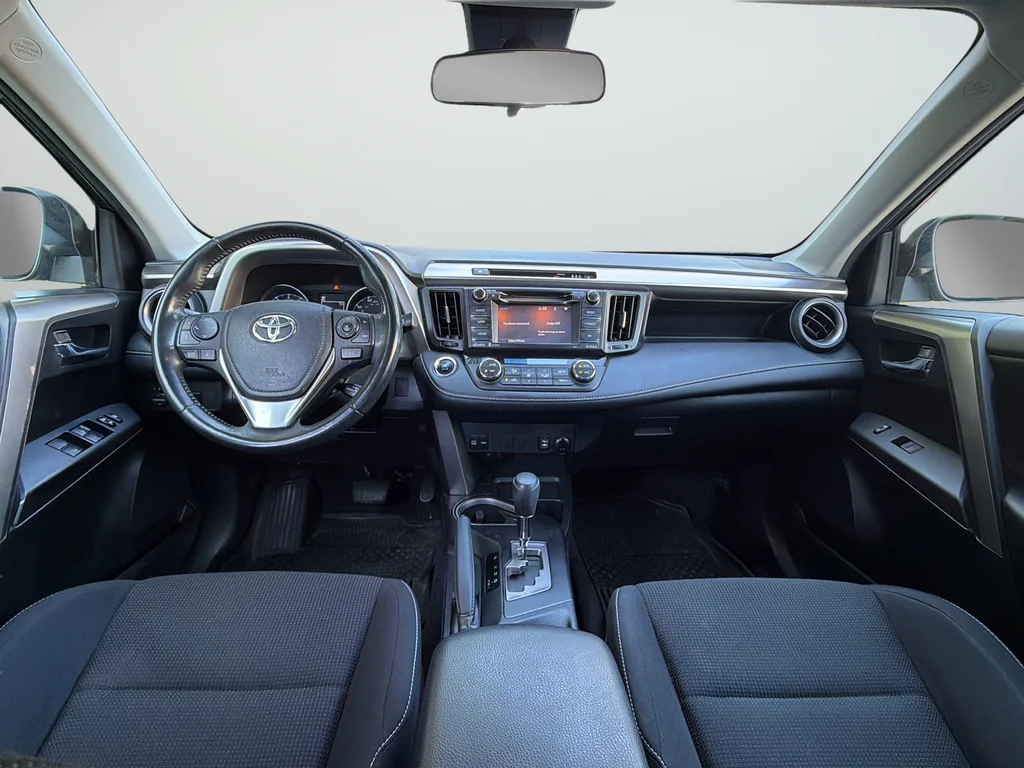Used 2018 Gray Toyota XLE image 9