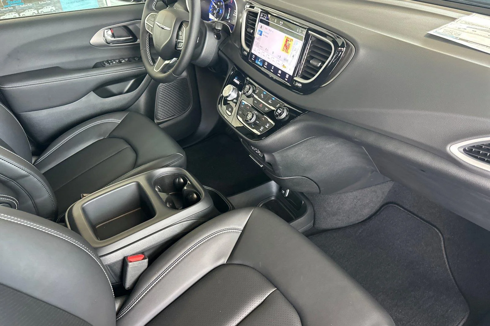 2025 Chrysler Voyager LX - Photo 17