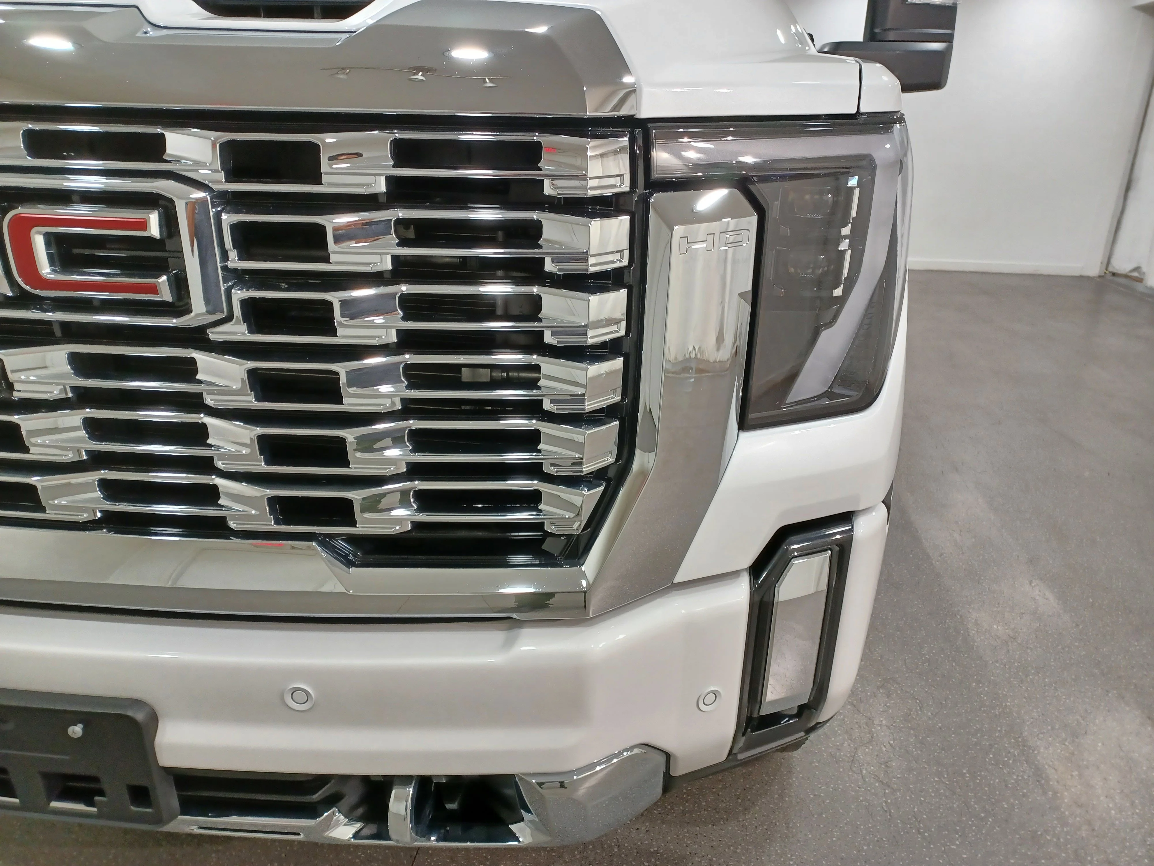 Certified Used 2025 White Frost Tricoat GMC Denali 4WD*No Lux Tax | 6.6L Duramax Diesel | Adapt Cruise | Remote Start | Cooled Leather | Tow Pkg image 5