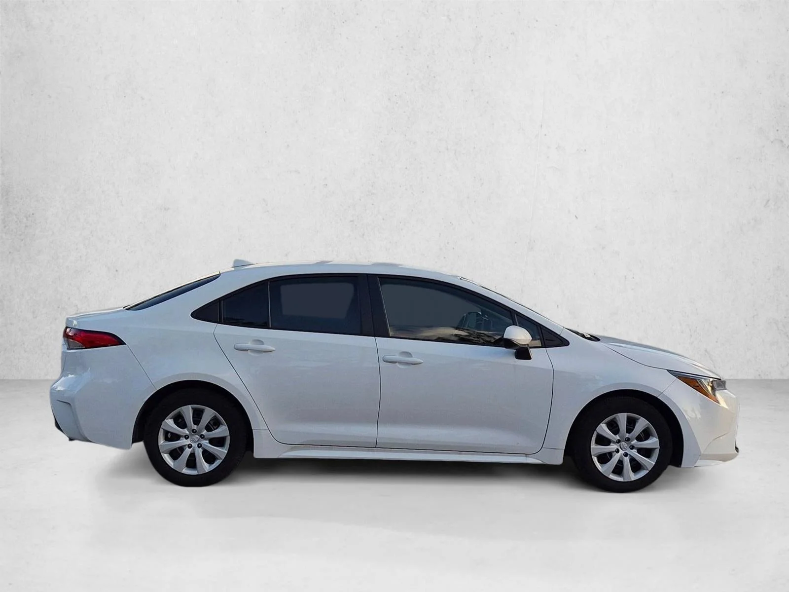 Used 2024 Ice Cap Toyota LE image 4