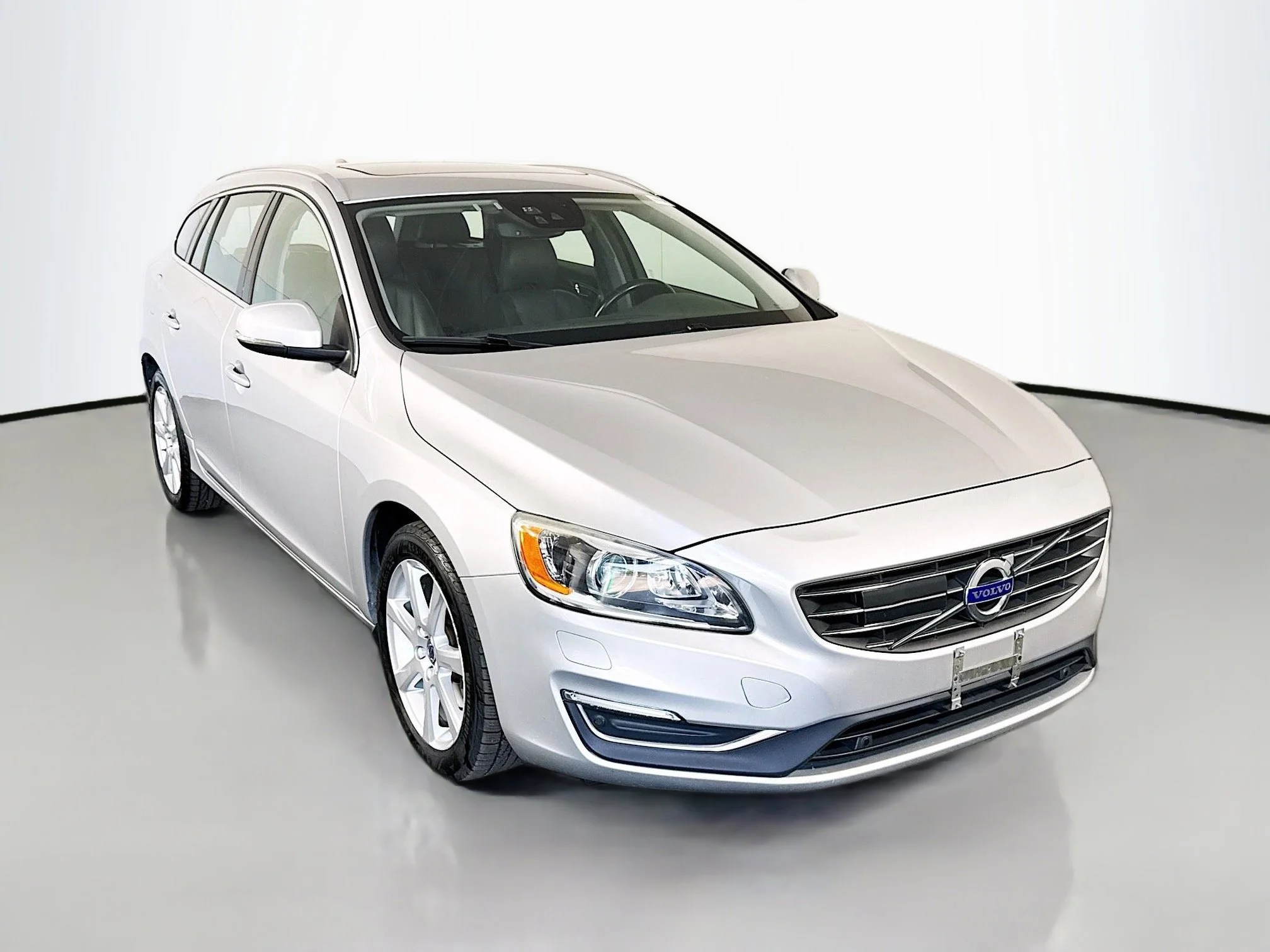 2016 Volvo V60 T5 Drive-E FWD Platinum's photo