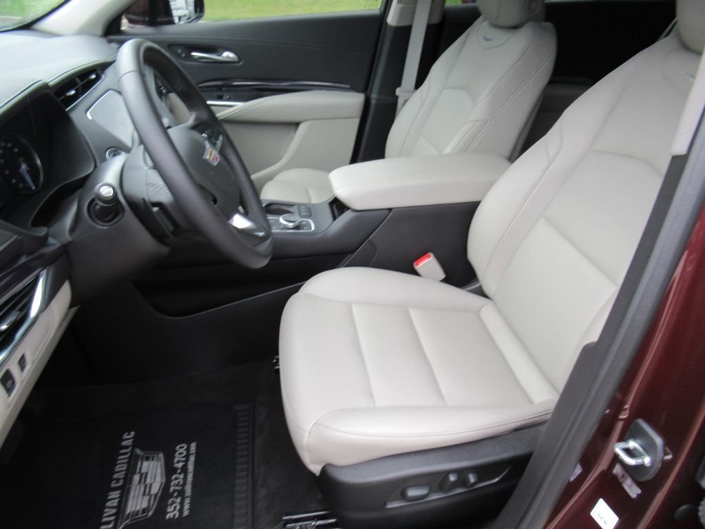 Used 2023  Cadillac Luxury image 16