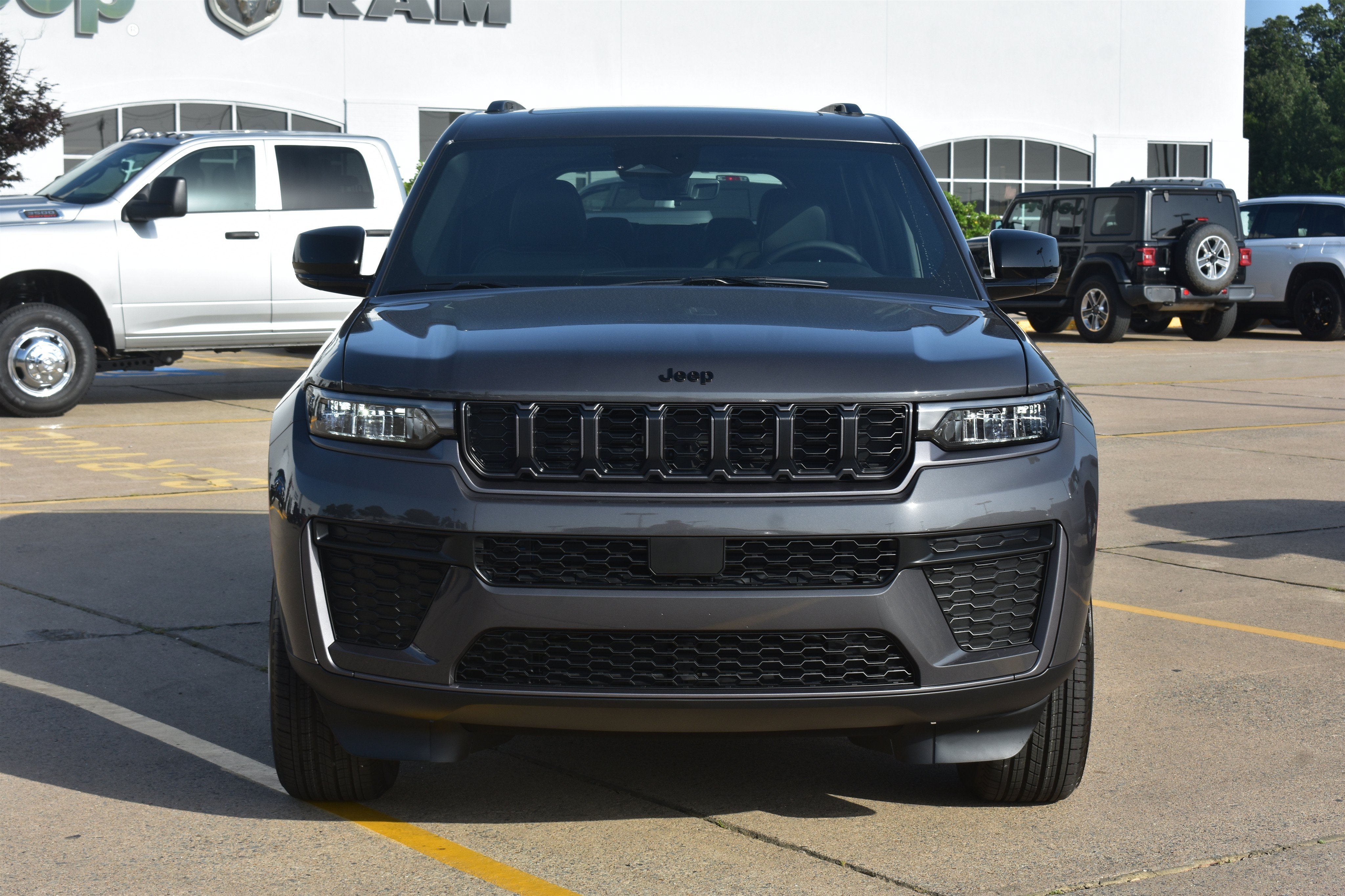 New 2026 Baltic Gray Metallic Clear-Coat Exterior Paint Jeep Laredo Altitude image 2