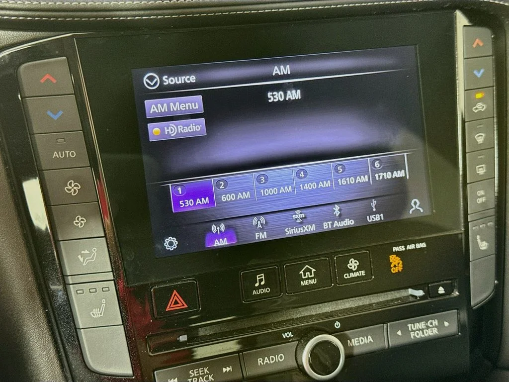 Certified Used 2023 White INFINITI LUXE image 21