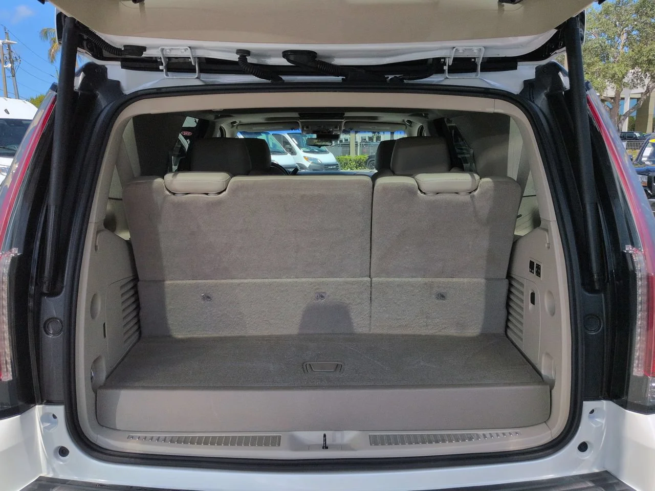 Used 2017 Crystal White Tricoat Cadillac Premium Luxury image 13