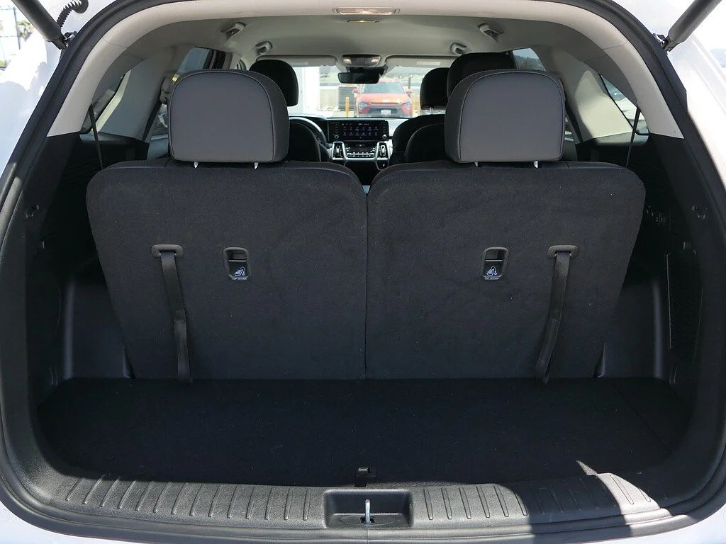 Used 2023 White Kia EX image 24