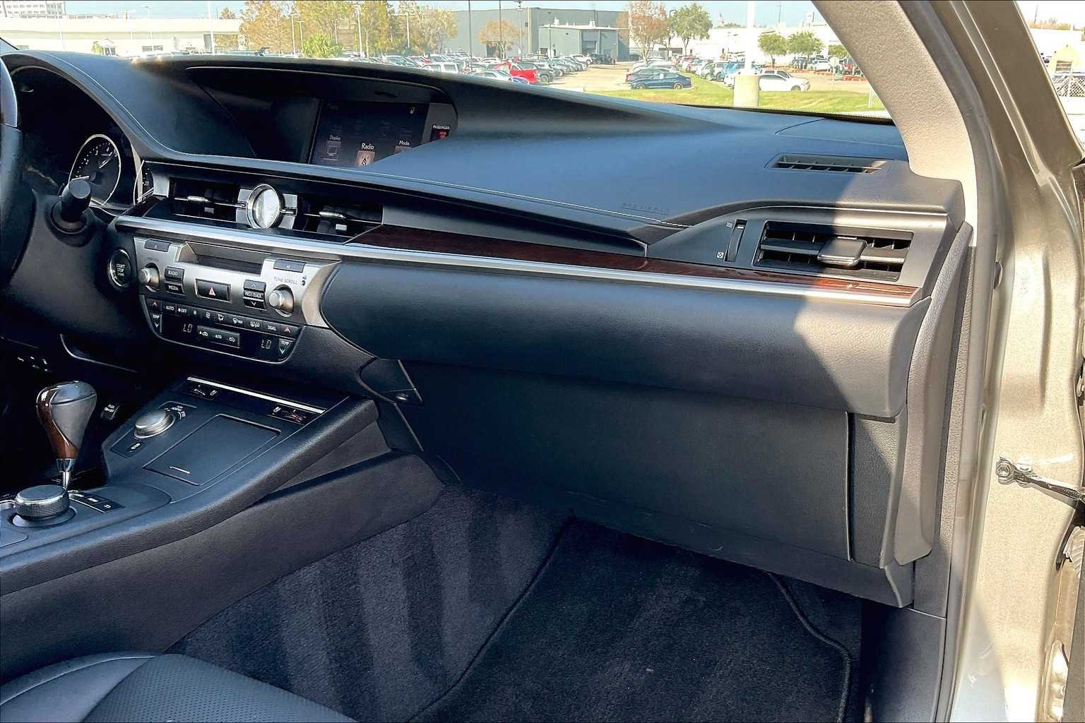 Used 2015 Atomic Silver Lexus  image 17