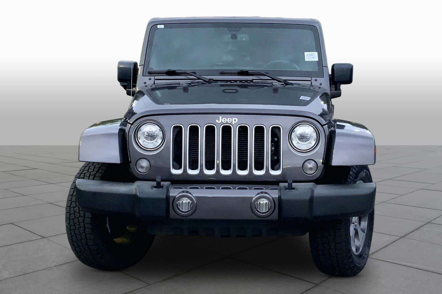 Used 2017 Granite Crystal Met. Clear Coat Jeep Sahara image 4