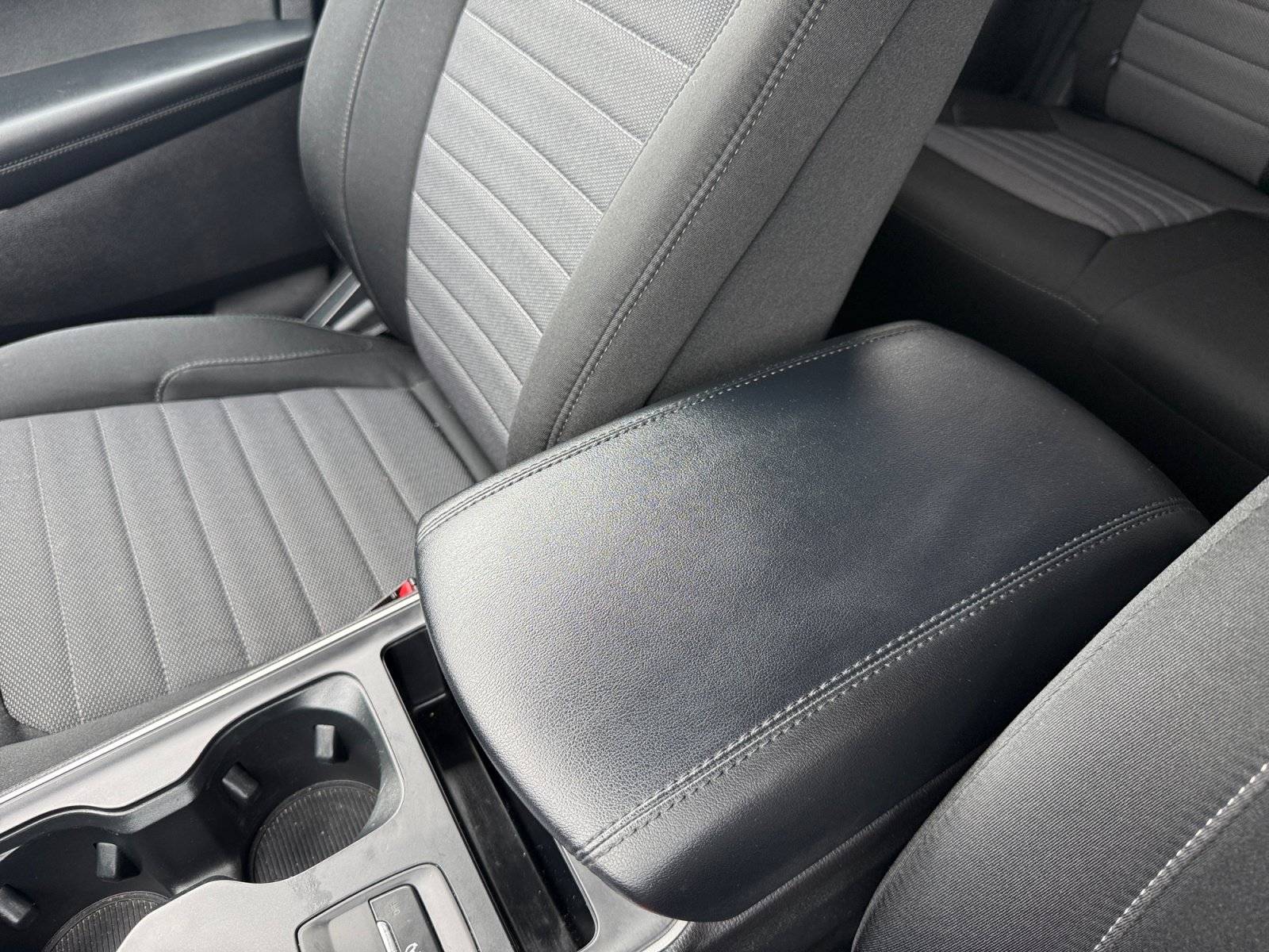 Used 2021 Oxford White Ford SE image 14