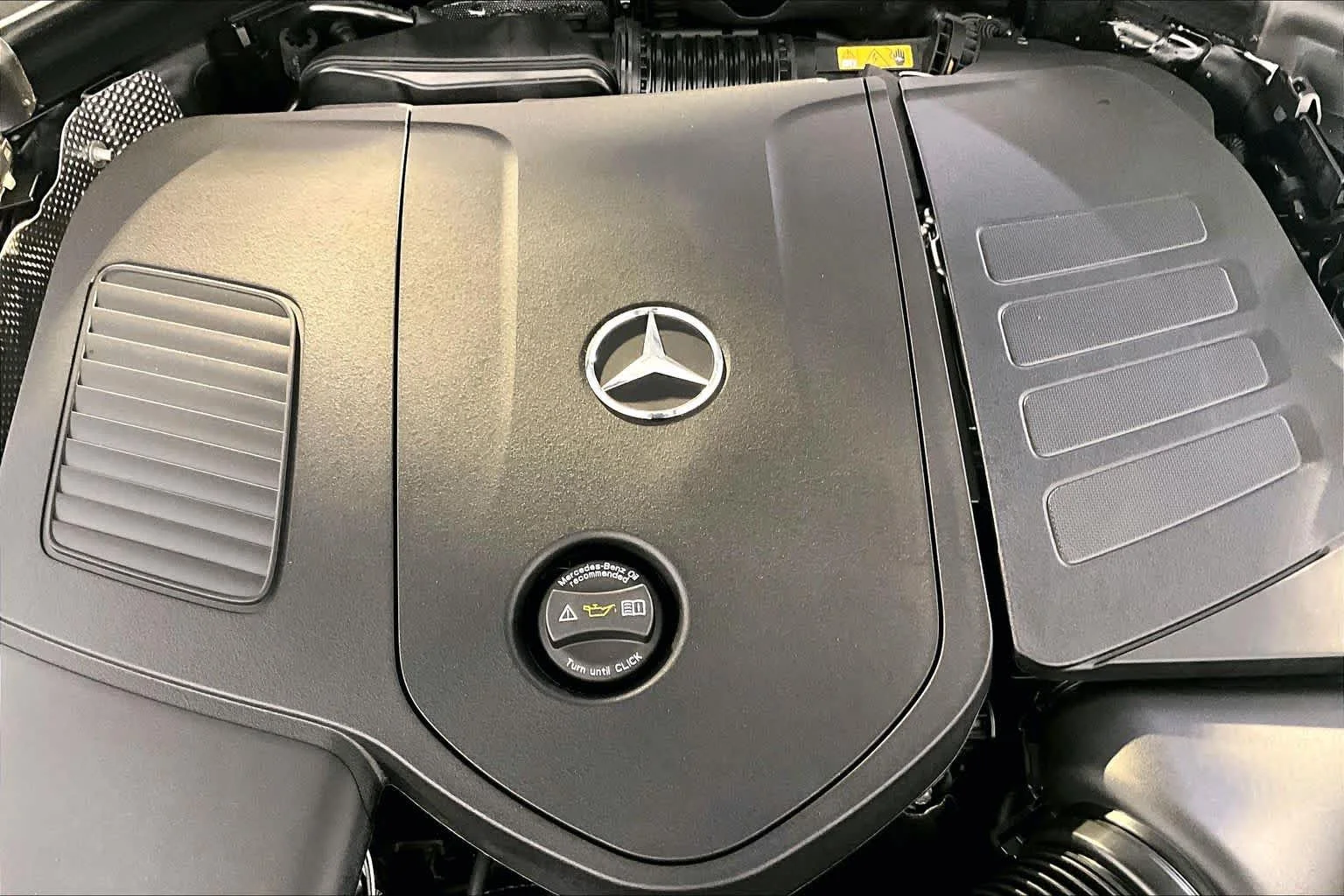 New 2026 MANUFAKTUR Moonlight White Metallic Mercedes-Benz GLC 300 image 15