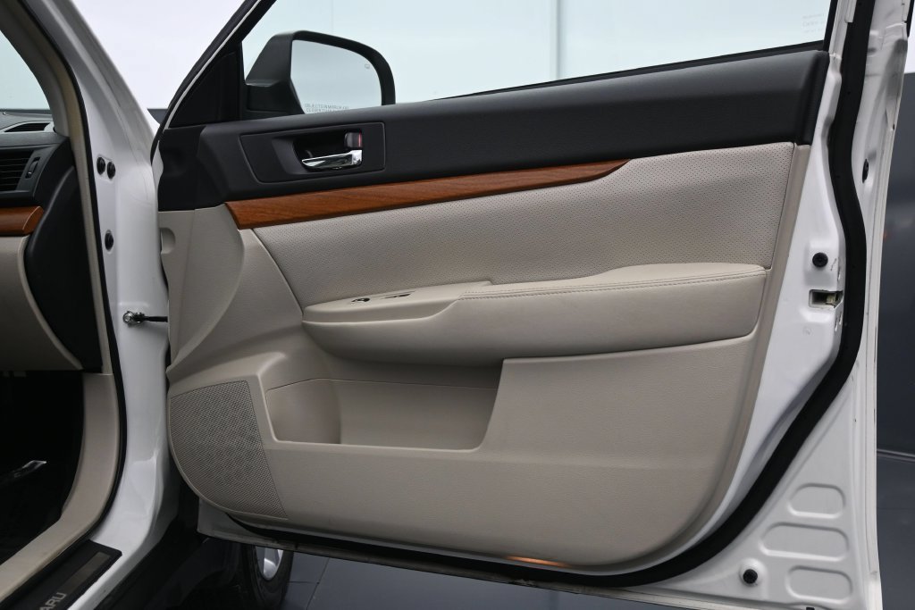 Used 2013 Satin White Pearl Subaru 2.5i image 12