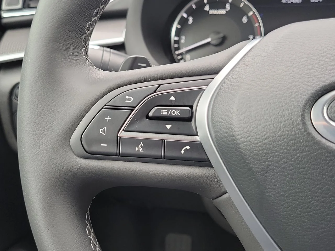 Used 2023 White INFINITI LUXE image 33