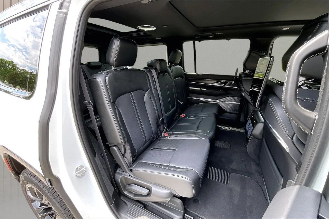 New 2026 Bright White Clear-Coat Exterior Paint Jeep Summit Obsidian image 23