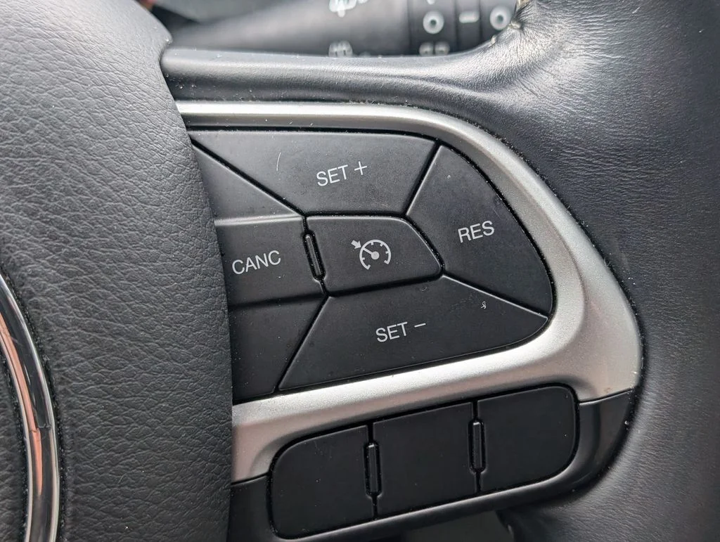 Used 2018 White Jeep Latitude image 16