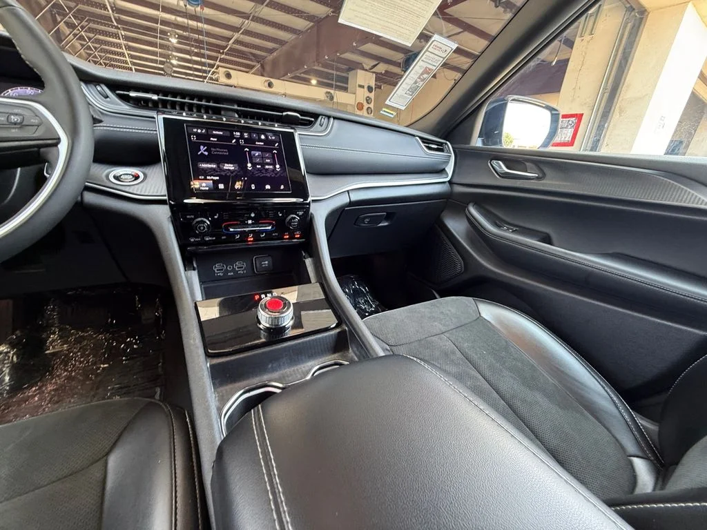 Used 2025 Silver Jeep Altitude image 15