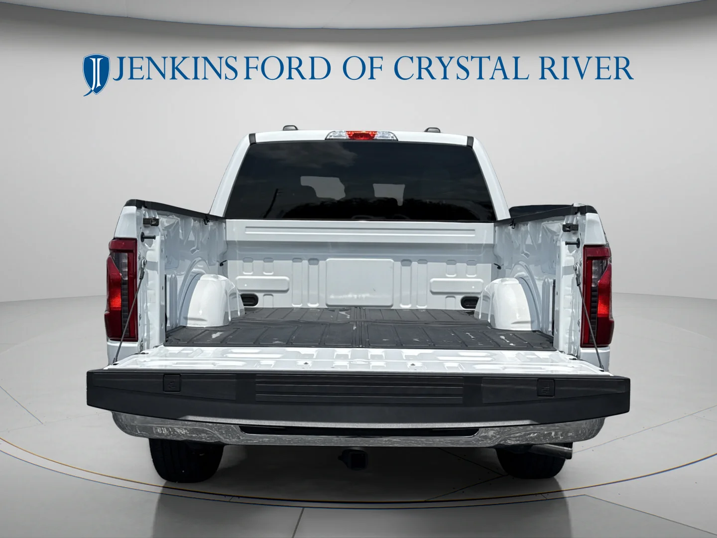 Used 2024 Oxford White Ford XLT image 6