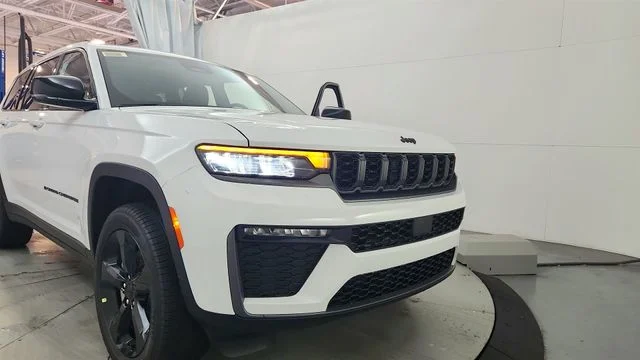 New 2026 Bright White Clear-Coat Exterior Paint Jeep Limited image 26