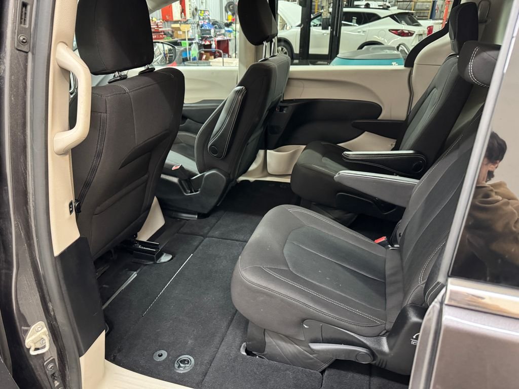 2023 Chrysler Voyager LX - Photo 15