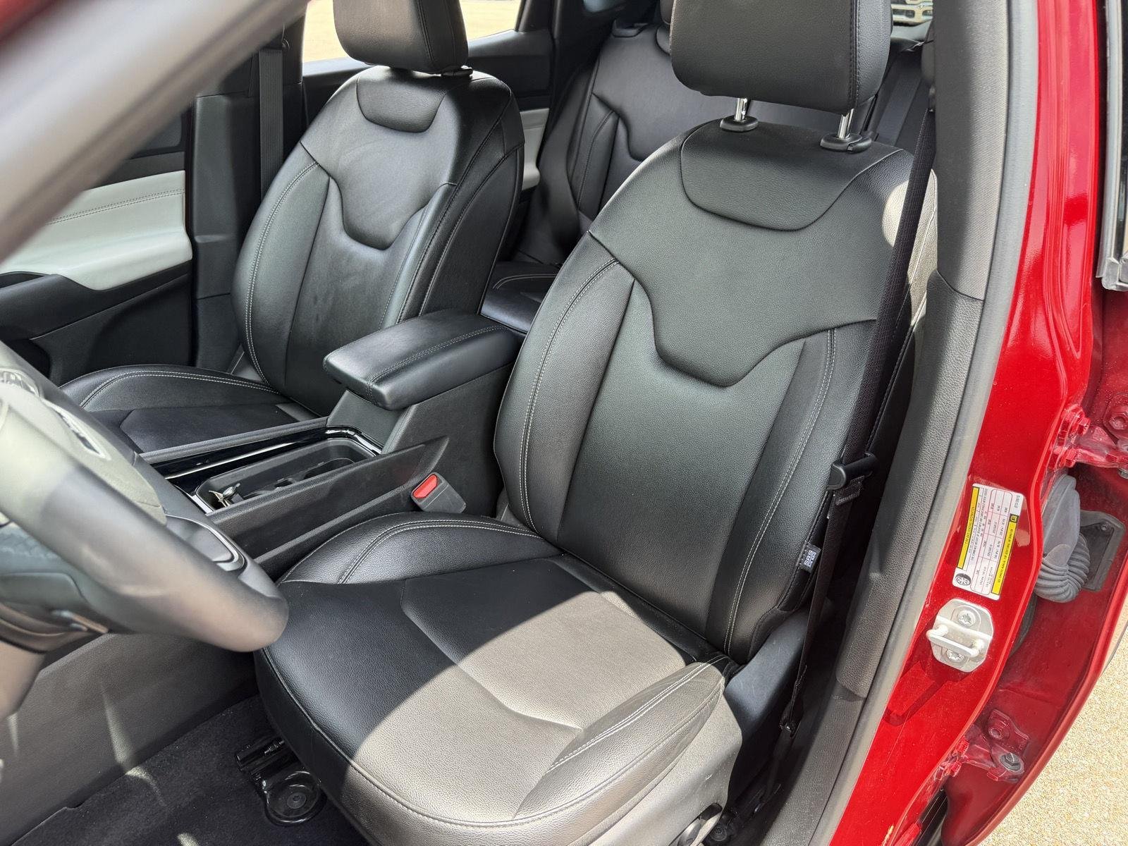 Used 2025 Red Hot Pearlcoat Jeep Limited image 16