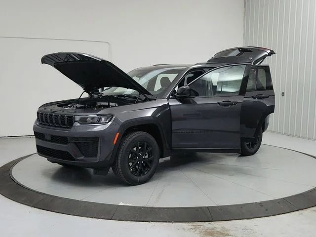 New 2026 Baltic Gray Metallic Clearcoat Jeep Altitude image 11