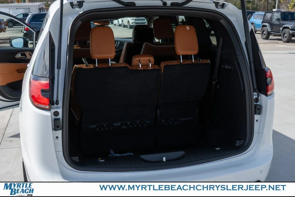 New 2026 Bright White Clear-Coat Exterior Paint Chrysler Pinnacle image 32