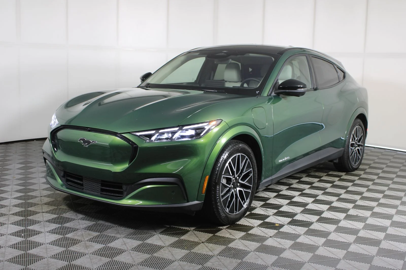 Used 2025 Green Ford Premium image 3