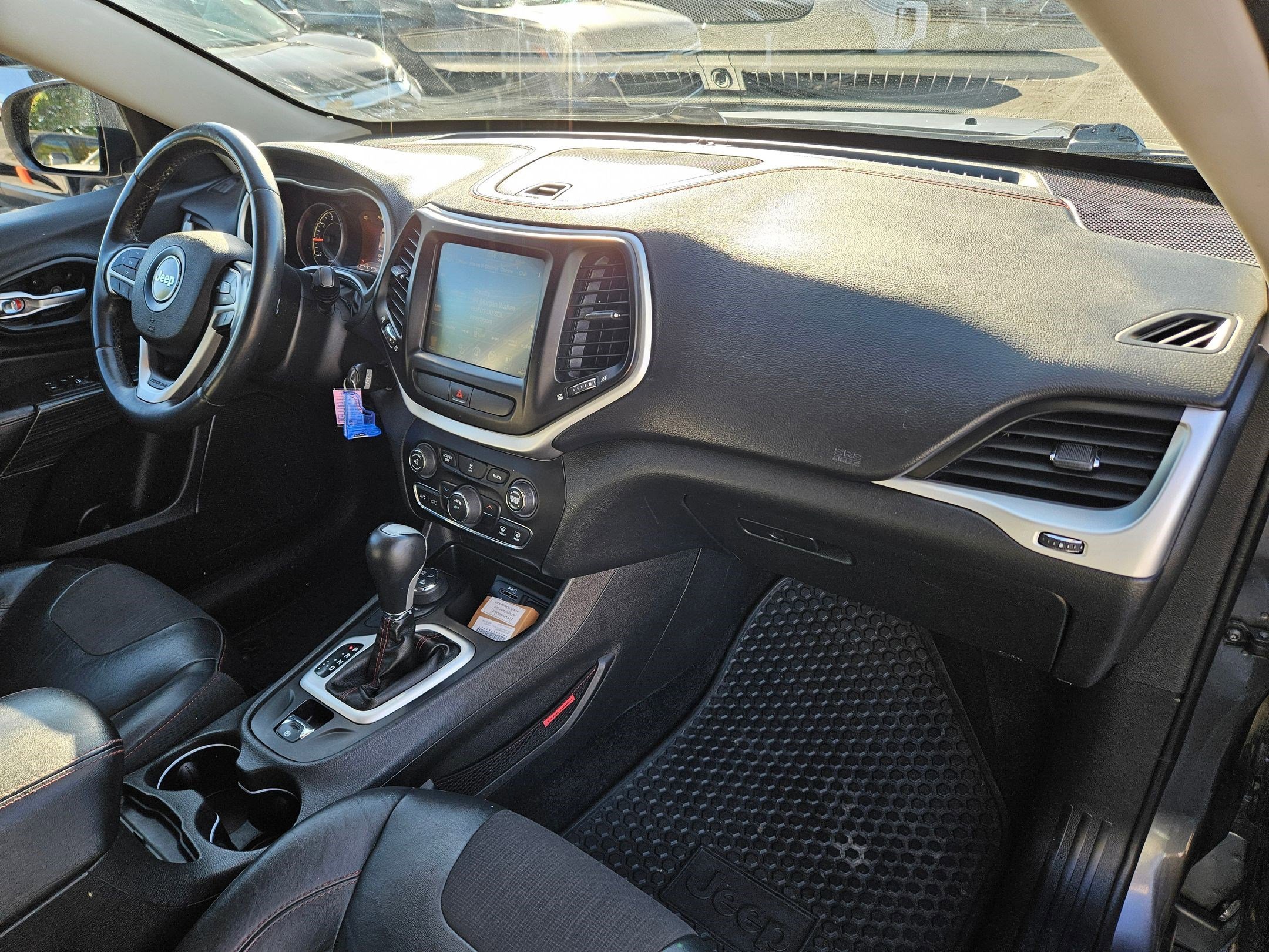 Used 2015 Granite Crystal Clearcoat Metallic Jeep Trailhawk image 31